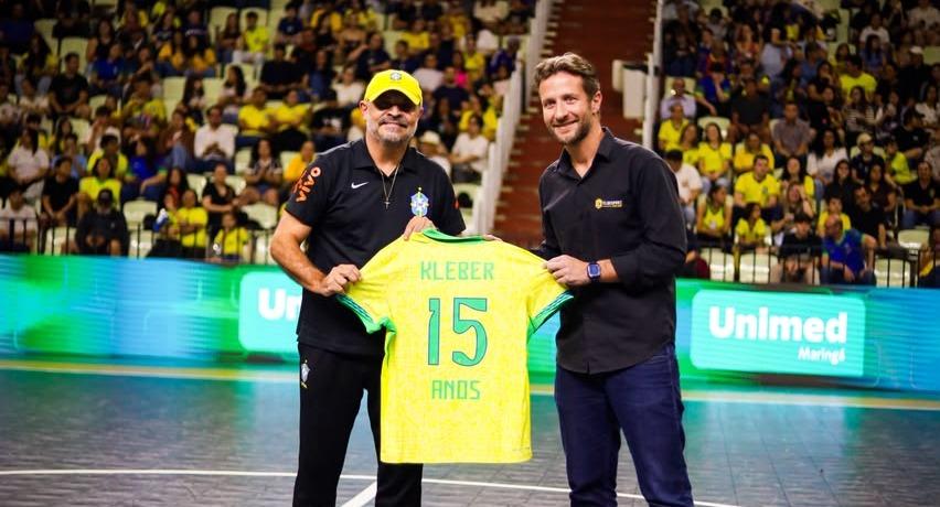 Fisioterapeuta maringaense Kleber Barbão é homenageado pela CBF por sua trajetória na...