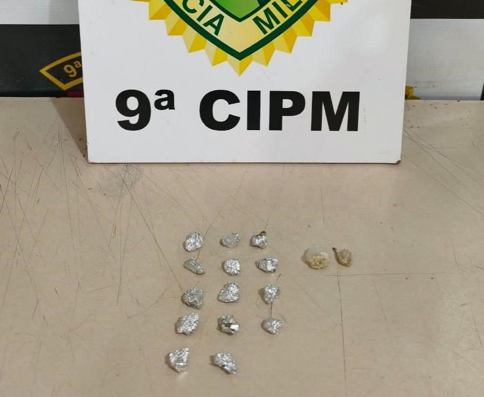 Homem é preso por suspeita de tráfico de drogas durante...