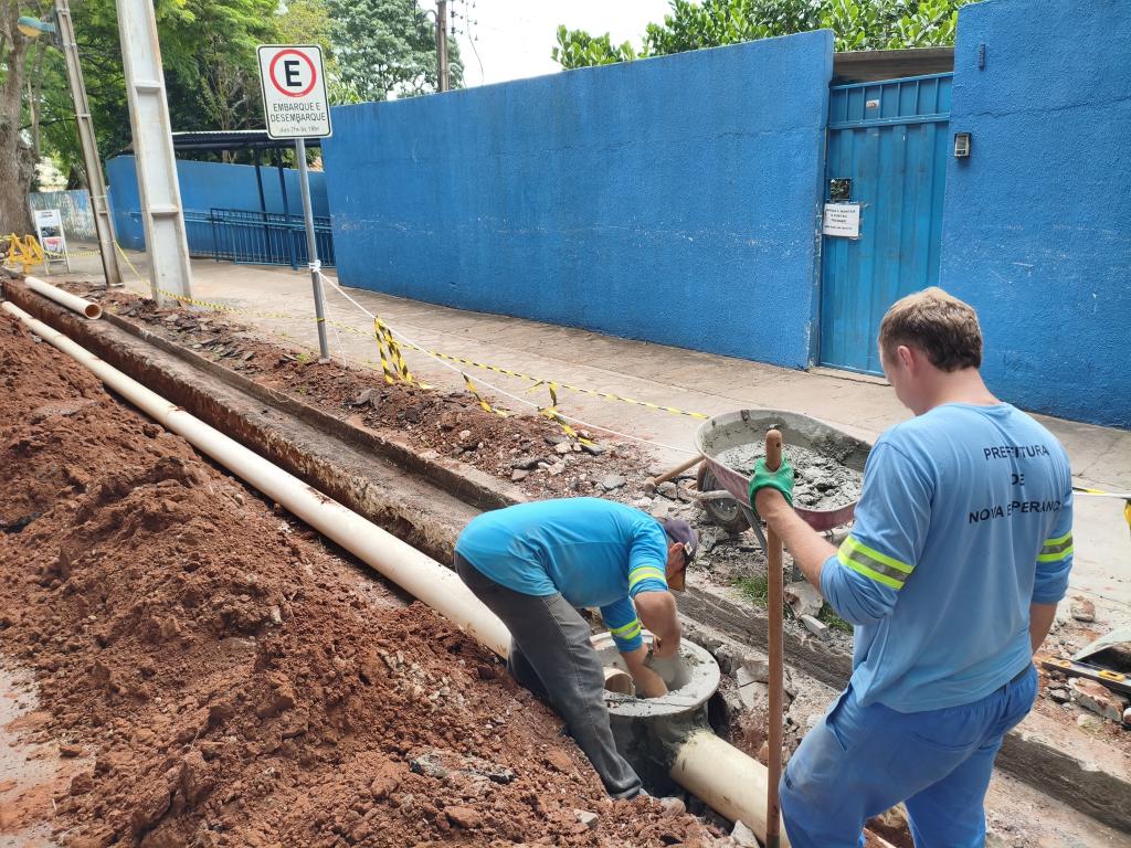 Obra de drenagem busca solucionar acúmulo de água próximo à Escola Nice...