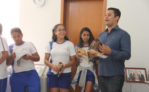 Estudantes do Costa Monteiro visitam a redação do Jornal Noroeste acompanhados pelo professor Carlos Roberto - capa