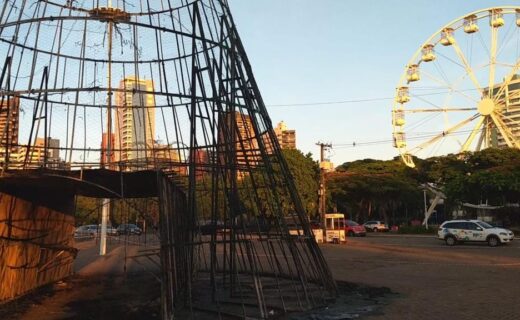 Adolescentes são apreendidos suspeitos de incendiar árvore de Natal na praça da Catedral de Maringá - capa