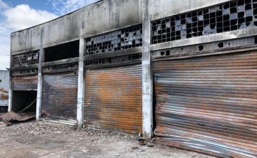 Empresa de roupas pega fogo e fica totalmente destruída, em Cianorte - capa
