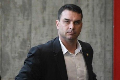 Exclusivo: Flávio Bolsonaro explica pagamento de título de R$ 1 milhão - capa