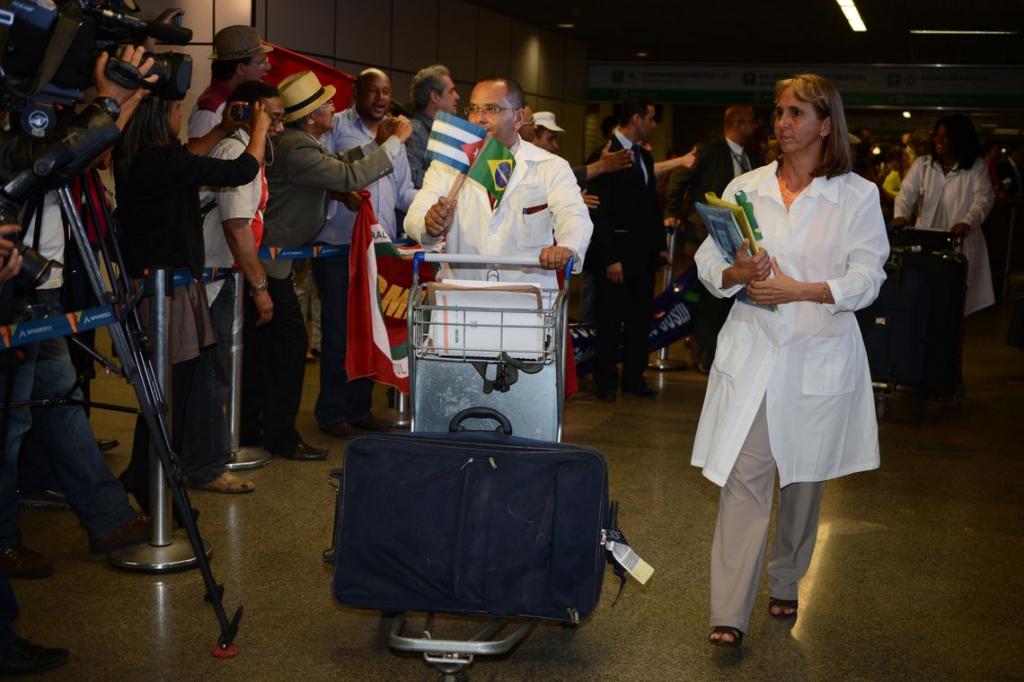 Governo estuda regularizar permanência de médicos cubanos no Brasil - capa