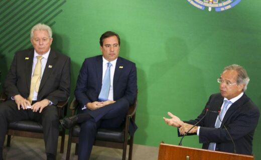 Guedes pede a presidentes de bancos que façam "a coisa funcionar" - capa