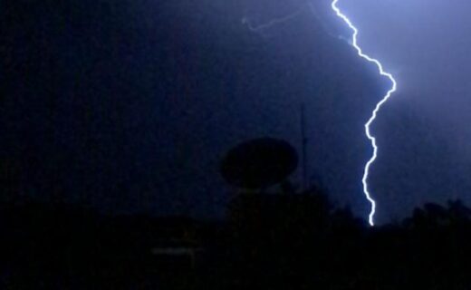 Incidência de raios aumenta em 2019. Saiba como proteger equipamentos eletrônicos de raios e quedas de energia - capa