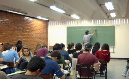 Pais se organizam para gastar menos com material escolar - capa