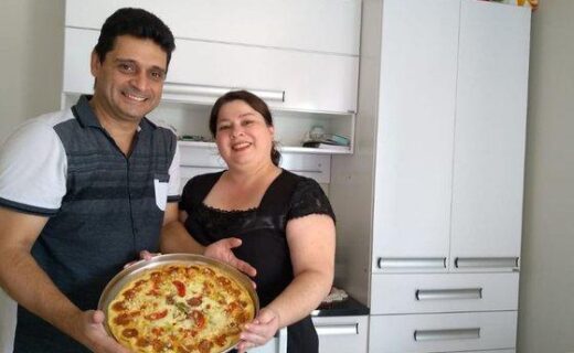 Para realizar sonho de ter filho, casal vende pizza em Umuarama - capa