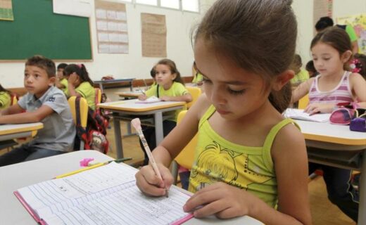 Programa tem mais de 13 mil bolsas de estudo em escolas do Paraná com 50% de desconto - capa