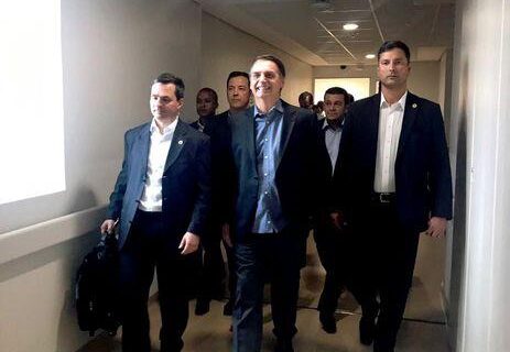 Bolsonaro chega a Brasília depois de ter alta hospitalar - capa