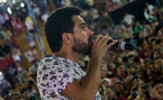 SUCESSO SOLIDÁRIO: SHOW DE ANIVERSÁRIO REÚNE DOZE MIL PESSOAS - capa