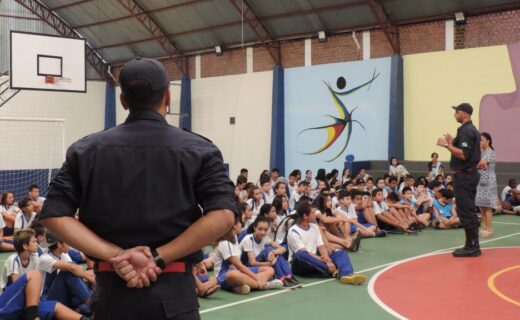 Alunos e professores recebem treinamento sobre como agir em situações de risco ou incêndio - capa