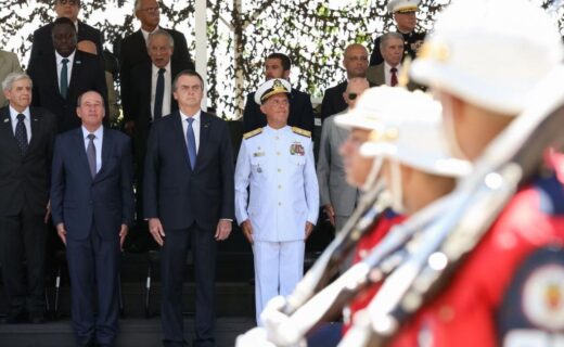 Bolsonaro pede "sacrifício" dos militares na reforma da Previdência - capa