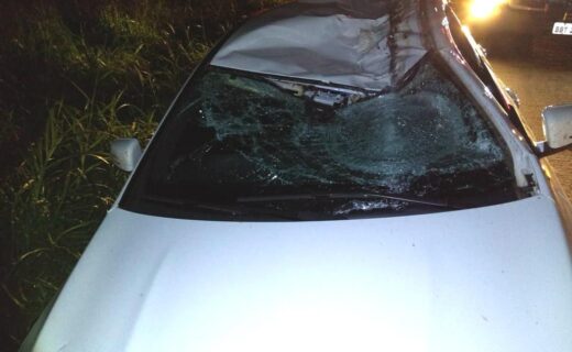 Motorista de carro morre após roda de caminhão se soltar e atingir teto do veículo - capa