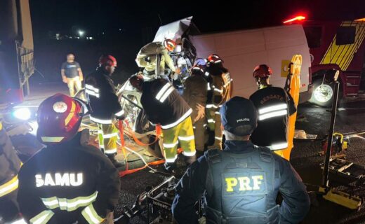Colisão entre Van e Bitrem deixa condutora gravemente ferida na BR-376 - capa
