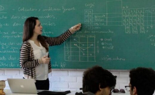 Em 53% dos municípios do PR, professores só alcançam topo da carreira após 25 anos - capa
