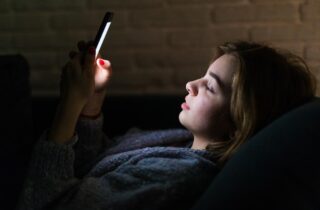 Estudo mostra que adolescentes dormem menos do que o necessário - capa