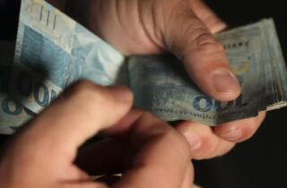 Salário médio do trabalhador amplia recorde e chega a R$ 3.722 - capa