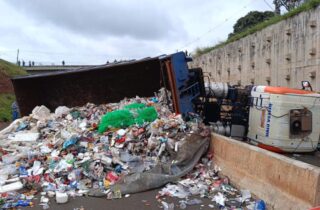 Agora: Tombamento de caminhão provoca interdição total no Contorno Norte de Maringá - capa