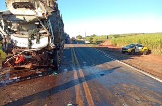 Colisão traseira entre caminhões deixa motorista gravemente ferido - capa