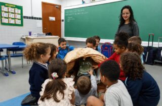 Dinotéo encanta crianças no CMEI José Luiz Beltran - capa