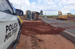 Motorista fica ferido após carreta tombar às margens de rodovia em Paranacity - capa