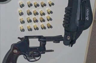 Mulher denuncia agressão, ameaça de morte e entrega arma do companheiro à Polícia Militar - capa