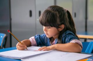 Você ainda escreve à mão? Entenda a importância desse hábito para crianças e adultos - capa