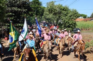 1ª Tropeada da Fé reúne centenas de cavaleiros e mais de mil pessoas em Santa Fé - capa