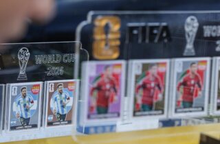 Colecionadores entram em campo em busca das figurinhas que faltam para completar o álbum da Copa do Mundo - capa