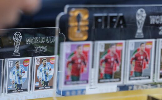 Colecionadores entram em campo em busca das figurinhas que faltam para completar o álbum da Copa do Mundo - capa