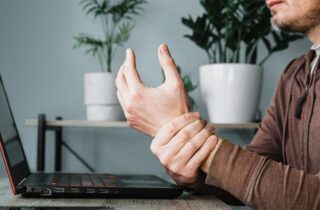 Quando o trabalho adoece: dores e lesões por esforço repetitivo crescem no Brasil e reforçam a importância da prevenção - capa