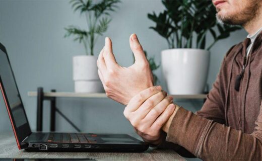 Quando o trabalho adoece: dores e lesões por esforço repetitivo crescem no Brasil e reforçam a importância da prevenção - capa