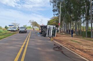 Caminhão carregado com suco tomba entre Floraí e Presidente Castelo Branco; motorista é socorrido sem ferimentos graves - capa