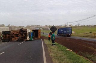 Carreta tomba em Mandaguaçu e interdita BR-376 no sentido Nova Esperança - capa