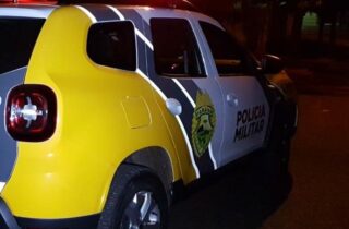 Colisão entre carro e moto deixa motociclista gravemente ferido; motorista é detido após fugir do local - capa