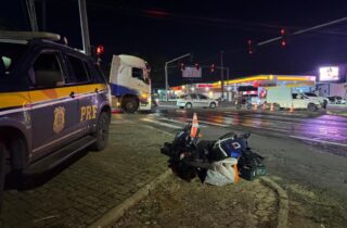 Jovem de 18 anos fica gravemente ferida em colisão entre moto elétrica e Fiorino - capa