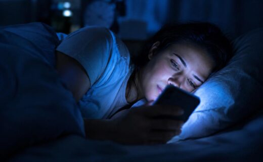 Luz azul, melatonina e sono: o que seu celular faz com o seu organismo - capa