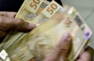 Mais de 3 milhões de beneficiários de programas sociais estão impedidos de abrir contas em sites de apostas - capa