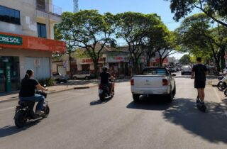 “Motinhas elétricas” se espalham pelas ruas e levantam alerta: quem precisa de CNH e placa? - capa