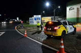 Motociclista fica ferido em colisão lateral entre carro e moto na PR-317, em Maringá - capa