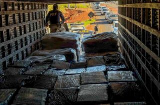 PRF apreende grande quantidade de maconha escondida em carga de soro de leite em Maringá - capa