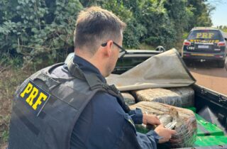PRF intercepta caminhonete clonada com 554 kg de drogas em Terra Boa - capa