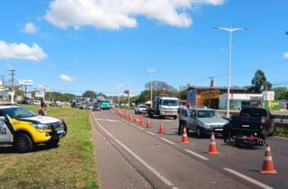 Acidente envolvendo três veículos deixa motociclista ferida em rodovia do Noroeste - capa