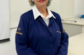 “Acredito que não precisamos ficar estagnados na velhice”, diz mulher de 66 anos que cursa Psicologia para ajudar idosos - capa