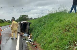 Belina sai da pista, bate em barranco e capota na PR-492, em Paranavaí - capa