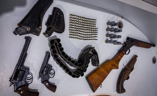 Disparos para o alto terminam com prisão e apreensão de quatro armas na zona rural de Nova Esperança - capa