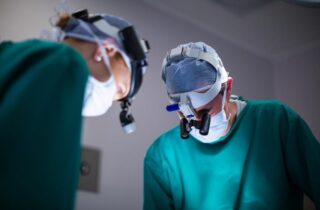 Fila por transplante de córnea cresce 24% em seis meses no Brasil - capa