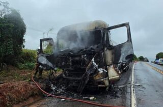 Incêndio atinge caminhão-tanque na BR-376, em Paranavaí - capa