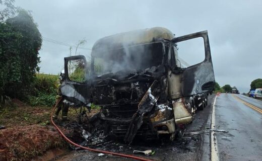 Incêndio atinge caminhão-tanque na BR-376, em Paranavaí - capa